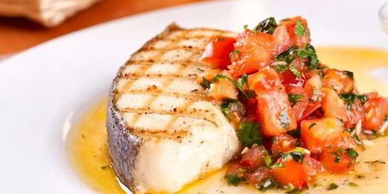 Палтус с соусом сальса