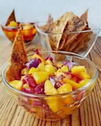 Персиковая сальса c чипсами из лаваша со специями