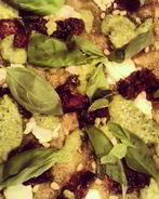 Пицца с соусом сальса верде, вялеными томатами и рикоттой