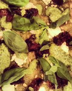 Пицца с соусом сальса верде, вялеными томатами и рикоттой