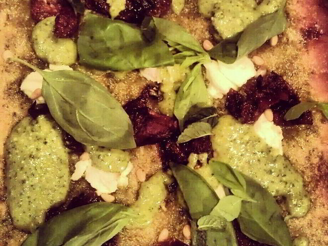 Рецепт пиццы с соусом сальса верде, вялеными томатами и рикоттой