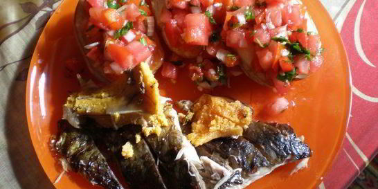 Рыба запеченная, картошечка и соус сальса