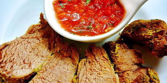 Свиная вырезка маринованная в кинзе и томатная сальса