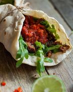 Тако с соусом сальса