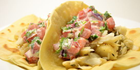 Тако с жареной треской и соусом сальса