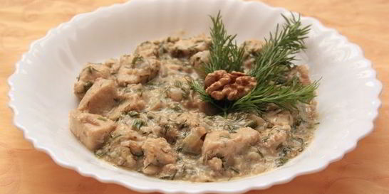 Курица в орехово-чесночном соусе Сациви