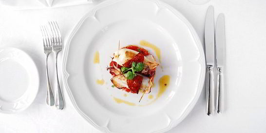 Фаршированные кальмары на тартаре из томатов