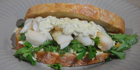 Сэндвич с рыбными пальчиками и тартаром