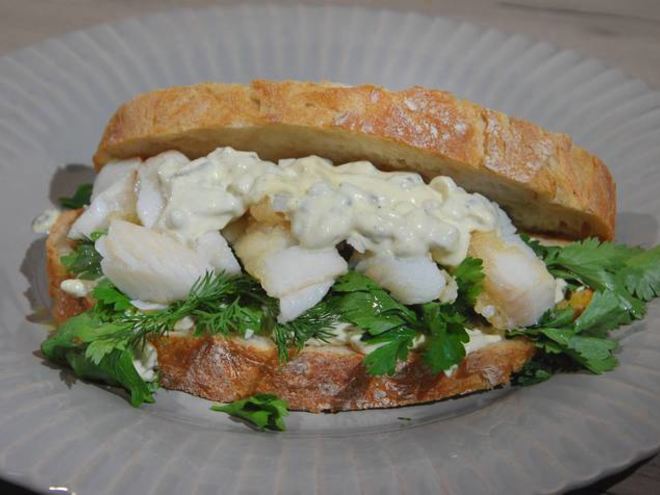 Рецепт сэндвича с рыбными пальчиками и тартаром