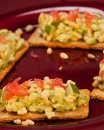 Тартар из авокадо с кедровыми орехами