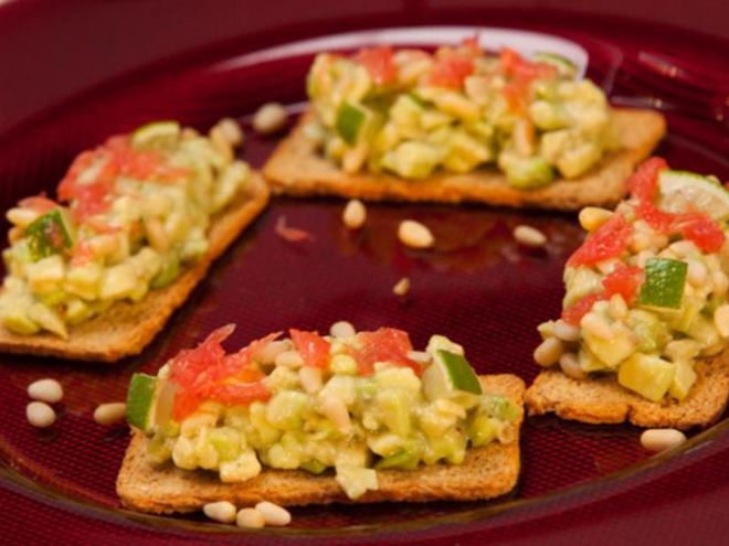 Рецепт тартара из авокадо с кедровыми орехами