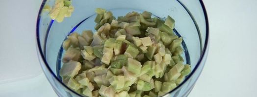 тартар из авокадо с кедровыми орехами. Шаг 3