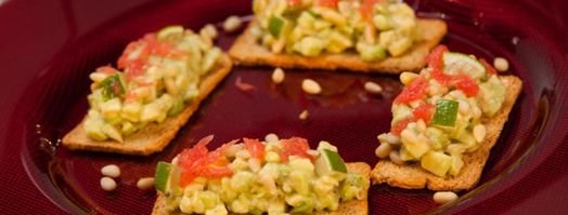 тартар из авокадо с кедровыми орехами. Шаг 4