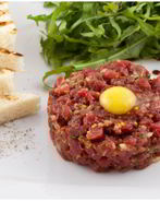 Тартар из говядины с каперсам, грибами и красным луком