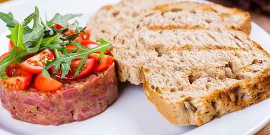 Тартар из говядины с каперсами и помидорами