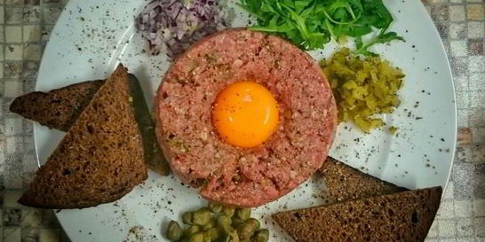 Тартар из говядины с каперсами