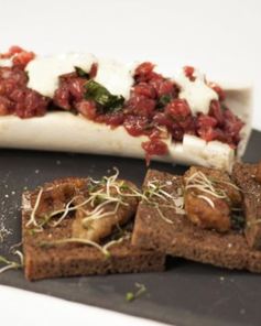 Тартар из говядины с мозговой косточкой