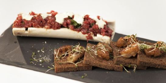 Тартар из говядины с мозговой косточкой