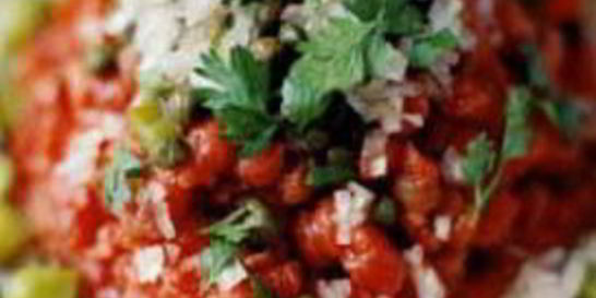 Тартар из говядины с соусом