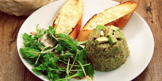 Тартар из киноа с авокадо