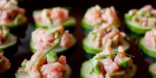 Тартар из лосося и авокадо на огурцах