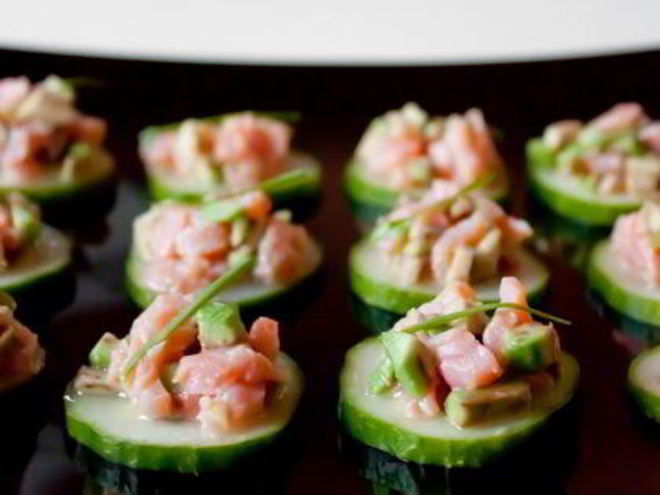 Рецепт тартара из лосося и авокадо на огурцах