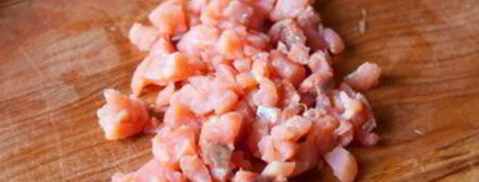 тартар из лосося и авокадо на огурцах. Шаг 3