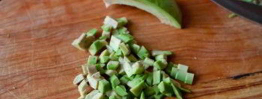 тартар из лосося и авокадо на огурцах. Шаг 4