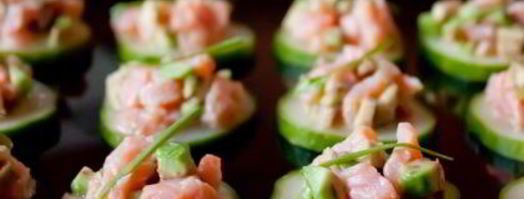 тартар из лосося и авокадо на огурцах. Шаг 6