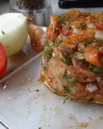 Тартар из лосося с помидорами