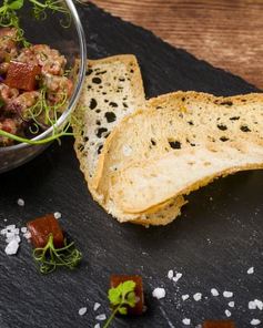 Тартар из мраморной говядины с соусом васаби