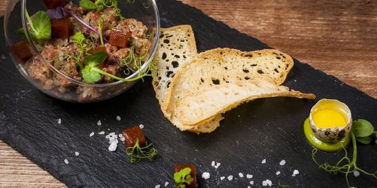 Тартар из мраморной говядины с соусом васаби