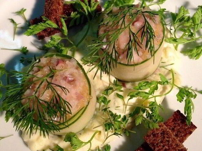 Рецепт тартара из сельди в огурце