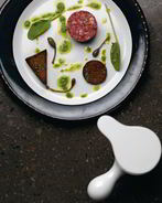 Тартар из страуса со сливочным хреном, щавелем, каперсами и ржаными сухарями