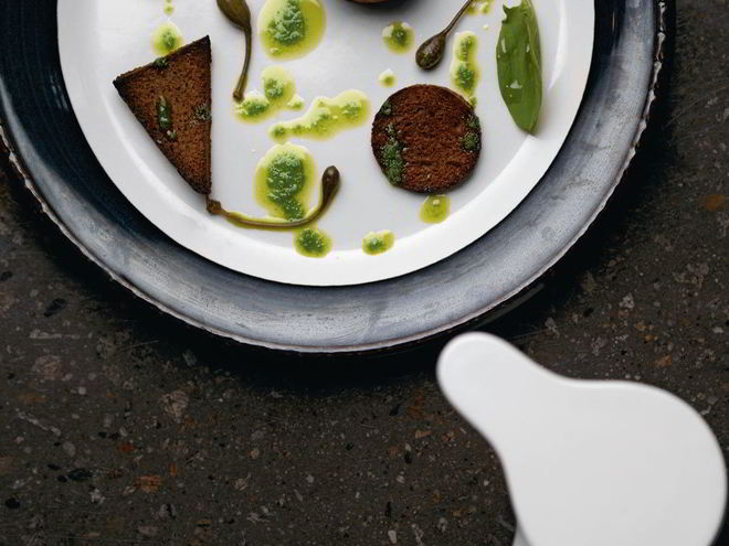 Рецепт тартара из страуса со сливочным хреном, щавелем, каперсами и ржаными сухарями