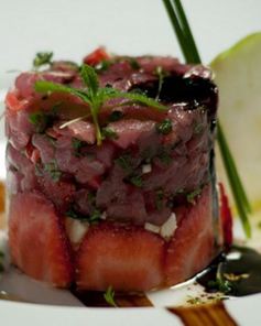 Тартар из тунца со свежей клубникой