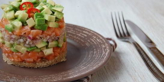 Тартар с лососем и авокадо