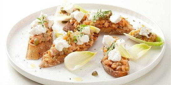 Тосты с тартаром из лосося и рикоттой