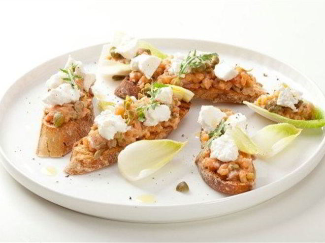 Рецепт тостов с тартаром из лосося и рикоттой