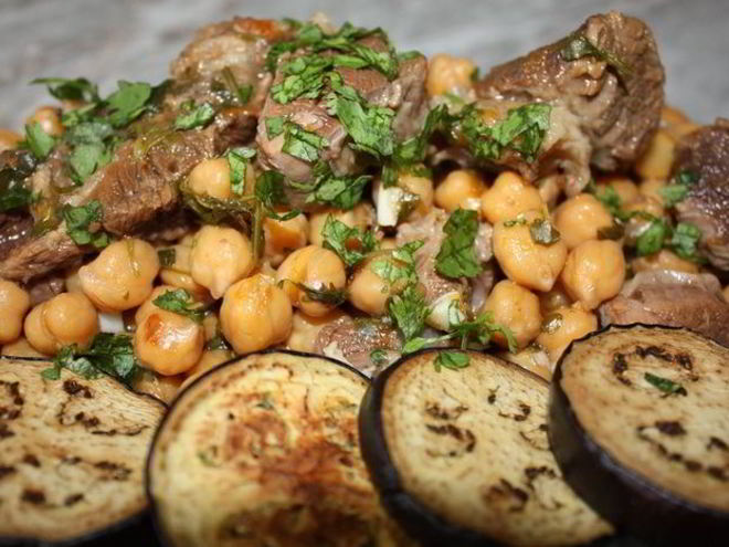 Рецепт ароматной говядины с нутом и ткемали