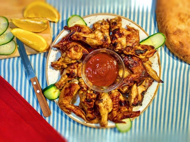 Рецепт куриных крылышек с медом солодом и ткемали