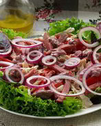 Мясной салат с майонезом-Ткемали