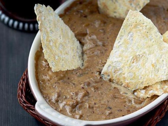 Рецепт горячего сырного соуса с цесаркой и домашними чипсами