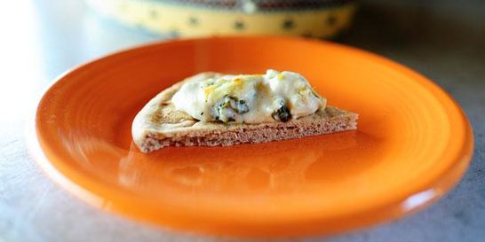 Сырный соус с артишоками и шпинатом