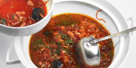 Борщ с черносливом, фасолью и копченой грудинкой