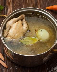 Домашняя курица в луково-яичном бульоне