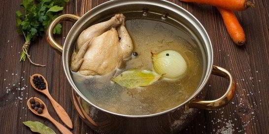 Домашняя курица в луково-яичном бульоне