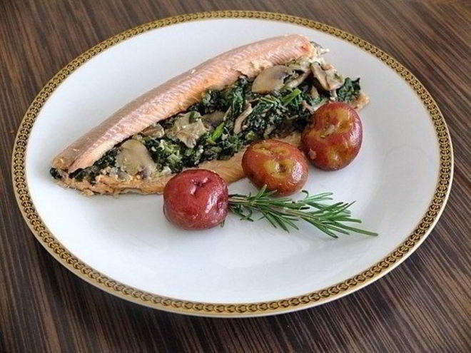 Рецепт форели со шпинатом в овощном бульоне