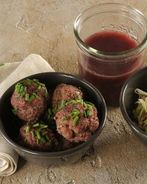 Канедерли из говяжьей печенки с салатом из капусты и бульоном с портвейном