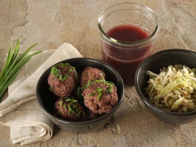 Рецепт канедерли из говяжьей печенки с салатом из капусты и бульоном с портвейном